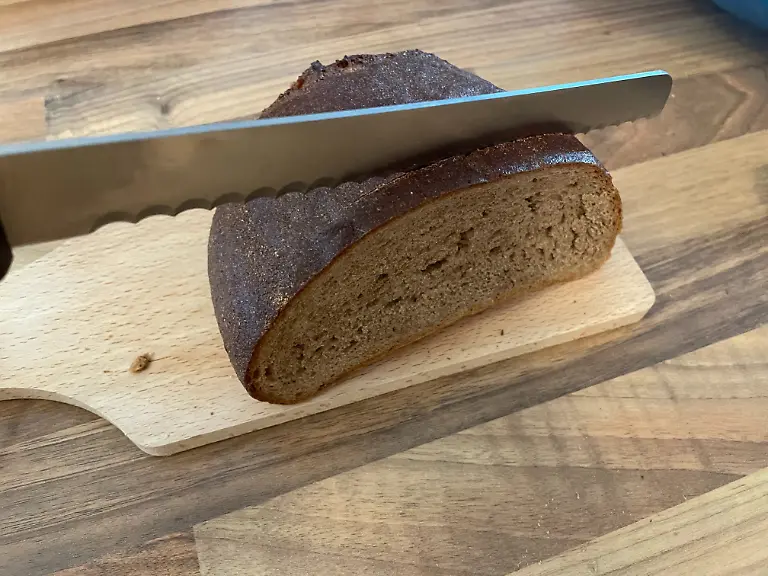 Test Brotkästen und Brotbeutel Tag 4 Brot aus dem Leinenbeutel zu hart zum Schneiden